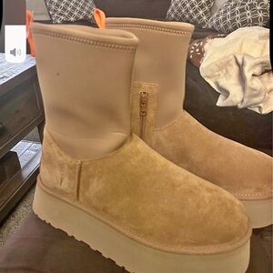 NEW UGGS!!! Classic Platform Classic Dipper Winter Boots
Color Tan